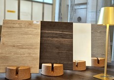 Sara was launched by WINI Kantoordesign. This is a theme characterized by particle board produced from 100% recycled waste wood.